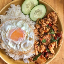 กะเพราหมูชิ้นไข่ดาว