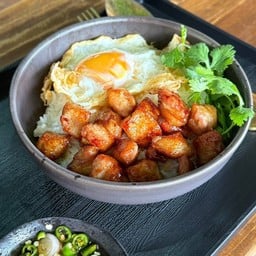 ข้าวหน้าคอหมูทอด