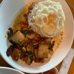 กะเพาหมูกรอบไข่ดาว