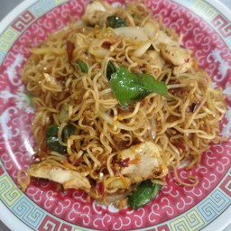 ผัดมาม่า หมูชิ้น