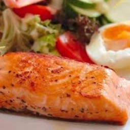 สเต็กแซลมอน ไข่ต้ม ผักรวม