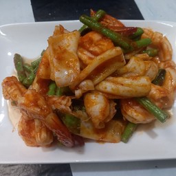 ผัดพริกแกงกุ้งหมึก(กับข้าว)