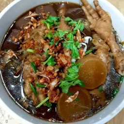 ต้มเส้นตีนไก่+ โครงไก่ + คอไก่ ถ้าไม่ใส่อะไรมาร์คมาค่ะ( มีแค่ผักกะหล่ำปลีอย่างเดียว) ทางร้านใส่เนื้อสัตว์ให้ 3 อย่างค่ะ ใช้เท้ากับเลือดแถมให้ค่ะ