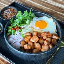 ข้าวหน้าขยำคอหมูทอด