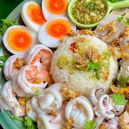 ข้าวรวมมิตรลวกจิ้มจุใจ น้ำจิ้มซีฟู๊ด ไข่ต้ม2ใบ หมึก กุ้ง หมูสามชั้น