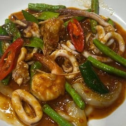 ผัดพริกแกงเผ็ดทะเลเป็นกับ