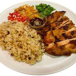 ข้าวผัดมันเนื้อเสิร์ฟกับไก่หมักสูตรเผ็ดและน้ำจิ้มแจ่ว (250 g.)