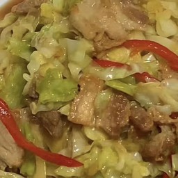 กะหล่ำปีผัดหมูสามชั้น