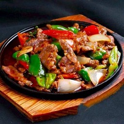 เนื้อแพะผัดต้มหอม（羊肉炒青椒）