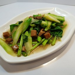 ผัดผักคะน้า และ ปลาเค็มเจ ใส่พริก