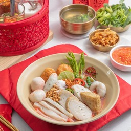 ก๋วยเตี๋ยวลูกชิ้นปลาเย็นตาโฟต้มยำ พิเศษ