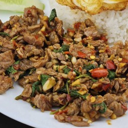 ผัดกะเพราเนื้อโคขุน ราดข้าว