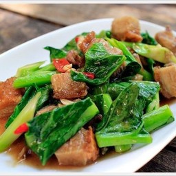 ผัดคะน้าหมูกรอบ
