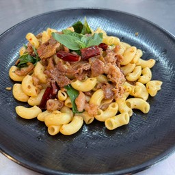 ผัดมักกะโรนีเบค่อนพริกแห้ง