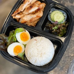 ข้าวอกไก่หมักนุ่มย่าง  ไข่ต้ม และน้ำจิ้มซีฟู้ดส์