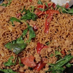 มาม่าผัดกะเพรา หมึก