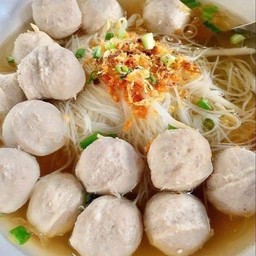 ก๋วยเตี๋ยวลูกชิ้นหมูล้วน