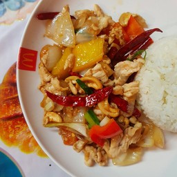 ไก่ผัดเม็ดมะม่วง (ราดข้าว)