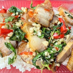 กระเพราหมูกรอบ