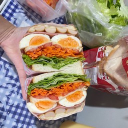 แซนวิชไส้บึ้มม by บอตอ