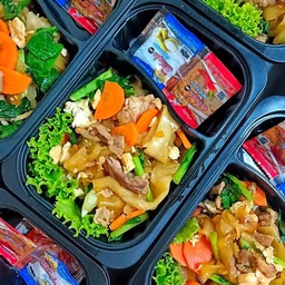 2 แถม 1 ผัดซีอิ้วเส้นใหญ่หมู