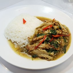 ข้าวราด ใบกระเพรา ผัด เป็ดเจ ใส่พริกสด