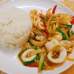 ปลาหมึกผัดไข่เค็ม (ราดข้าว)