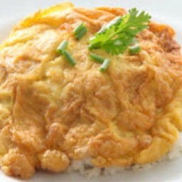 ไข่เจียวไก่สับราดข้าว