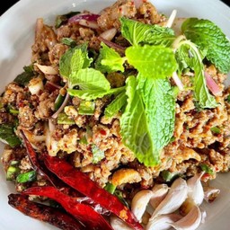 ลาบเป็ดแซบๆมันๆ เสริฟคู่ผักสด