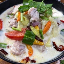 ต้มข่าเนื้อไก่+เครื่องในใส่กระหล่ำปลี  +ข้าว