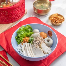 ก๋วยเตี๋ยวลูกชิ้นปลา เพิ่มหมูสับ 1 ช้อน