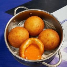 ซาลาเปาลาวาไข่เค็มทอด 4 ลูก