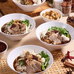 ก๋วยเตี๋ยวหมูน้ำตก 1 ถุง + กากหมู 1 ถุง  แถมฟรี! น้ำเปล่า 1 ขวด