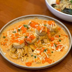 เฟตตูชินีครีมซอสหอยเชลล์และไข่กุ้ง