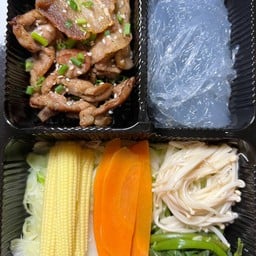 ชุดเชต ย่างไห้ชุดเล็ก+ไส้กรอกแดง 1 กล่อง/ น้ำเปล่า 1 ขวด