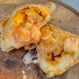 Shrimp spicy mayonnaise with cheese pie