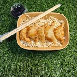[อร่อยซ่ากับโค้ก] เกี๊ยวซ่า ออริจินอล 5 ชิ้น +  โค้ก ออริจินัล (ขวด)