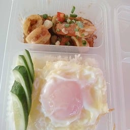 ข้าวกระเทียมทะเลกุ้ง+ปลาหมึก+ไข่ดาว