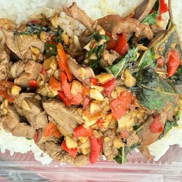 กระเพราเครื่องในไก่