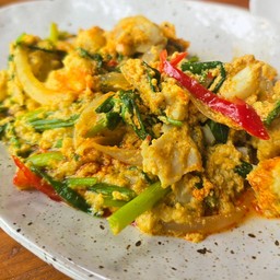 เนื้อปูก้อนผัดผงกะหรี่