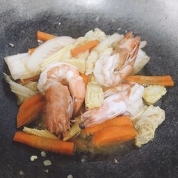 ผัดผักรวมกุ้งราดข้าว