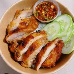 ข้าวหน้าไก่ย่างน้ำจิ้มแจ่วรสเด็ด