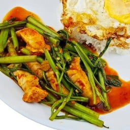 ผัดพริกแกงหมูกรอบ ราดข้าว