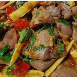 ผัดกระเพราตับหมูใส่หน่อไม้ราดข้าว