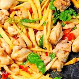 ผัดกระเพราไก่ใส่หน่อไม้ราดข้าว