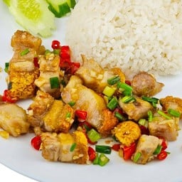 ข้าวผัดพริกเกลือหมูกรอบ