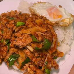 ข้าวผัดพริกแกงไก่(ใส่หน่อไม้ดอง+ไข่ดาว