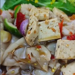 ส้มตำเส้นใหญ่ ใส่หมูยอ (น้ำปลาร้า)