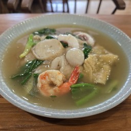 เส้นใหญ่ราดหน้าทะเล