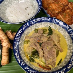 เเกงเขียวหวานเนื้อน่องลายตุ๋น พร้อม ข้าว ขนมจีน